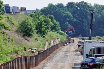 Radweg zwischen Glauchau und Remse: Es tut sich etwas - Entlang der Autobahn bei Glauchau führt künftig ein Radweg. Derzeit laufen dort Hochwasserschutzmaßnahmen.