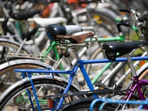 Radweg zwischen Halle und Leipzig wird ausgebaut -  
          Fahrräder stehen in der Stadt.