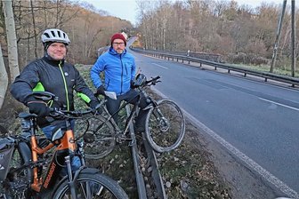 Radweg zwischen Hilbersdorf und Freiberg mit vielen Hürden: Projekt steckt fest - André Melzer (l.) und Heiko Dreyer an der Straße von Hilbersdorf nach Freiberg, an der ein Radweg entstehen soll.