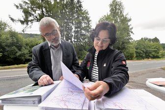 Radweg zwischen Wilkau-Haßlau und Kirchberg: Verzögerung durch mögliches Planfeststellungsverfahren - Bürgermeister Dorothee Obst und Stefan Feustel drängen auf einen zügigen Baubeginn.