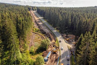 Radwegbau bei Muldenberg: Einschränkungen für Kraftfahrer - Am Radweg zwischen Muldenberg und Klingenthal wird weiter gebaut. Kraftfahrer müssen sich auf Einschränkungen einstellen. Das Bild zeigt den Baustand im vergangenen Herbst. 