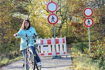 Radwegbau zwischen Rochlitz und Waldheim: Positives Signal aus Dresden - aber Zweifel bleiben - Rica Lommatzsch aus Geringswalde, hier in der Nähe der Klosterallee, würde sich freuen, wenn der Bau des Radweg zwischen Waldheim und Rochlitz zügig voranginge. Das würde ihr den Arbeitsweg erleichtern. 