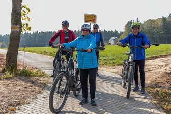 Radwegkonzept für Steinberg: Erste Teilstücke sind schon fertig - Vom Start weg gut angenommen: das im Oktober 2021 eröffnete Teilstück des Bahn'lweges zwischen Rothenkirchen und Crinitzberg auf der früheren Schmalspurbahn-Trasse. 