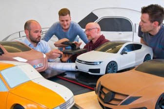 Rädchen im Getriebe - Sie haben sich auf den Weg gemacht, die künftigen Autobauer zu werden: Kevin Kirschnick, Alexander Krüger und Tim Michalk (von links) mit dem Laborleiterleiter für Karosseriebau Detlef Neumann (2. von rechts) und Modellen, die als Studienarbeiten entstanden sind.