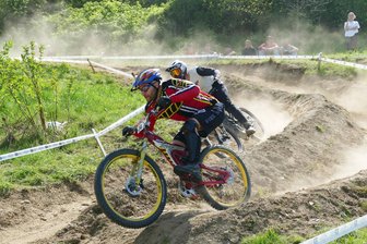 Räder statt Bretter: Dieser Skihang im Erzgebirge wird erneut umfunktioniert - Der Dualslalom begeistert das Publikum mit spektakulären und zumeist spannenden Rennen.