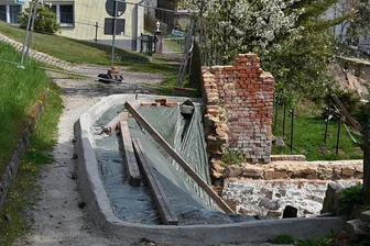 Räte halten an Straßenreparatur fest - Die zu Jahresbeginn abgerutschte Straße in Göhren ist nach wie vor abgesperrt. Noch ist unklar, was die Sanierung kostet. Im Haushaltsplan für dieses Jahr sind dafür zunächst 400.000 Euro eingeplant.