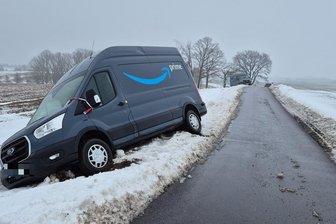 Rätsel gelöst: Warum Transporter bei Halsbrücke tagelang im Schnee steckenblieben - Dieses Fahrzeuge ist am 11. Januar 2024 in Krummenhennersdorf, Gemeinde Halsbrücke, in den Graben gerutscht.
