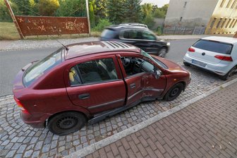 Rätsel in Meerane um Unfallauto ohne Fahrer: Stark beschädigter Opel wird am Montag abgeschleppt - Der stark beschädigte Opel steht an der Waldenburger Straße in Meerane.Foto: Andreas Kretschel