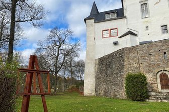 Rätsel in Neuhausen: Was kommt auf die Staffelei vor Schloss Purschenstein? - Am Sonntag soll auf diese Staffelei vor Schloss Purschenstein in Neuhausen ein Bild kommen.