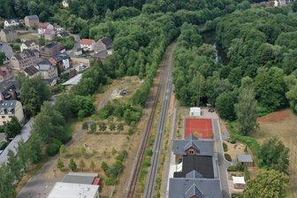 Rätsel um alten Zwickauer Bunker: Nazi-Schätze oder gar Spur zum Bernsteinzimmer? - Links zweigte bis vor etwa 30 Jahren ein Gleis in Höhe der Freifläche ab. Es führte in den Hang, der heute nach dem Abriss der Sauerkrautfabrik (davor Brauerei) von Bäumen bewachsen ist.