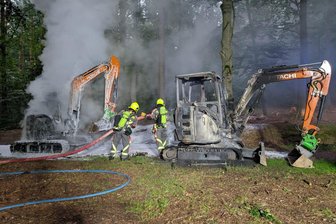 Rätsel um ausgebrannte Bagger im Wald bei Zwickau: „Wir können froh sein, dass es keinen Waldbrand gab“ - Im Vielauer Wald sind am Donnerstagmorgen zwei Bagger abgebrannt, die zuvor von einem Firmengelände entwendet worden waren.