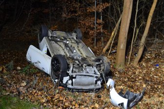 Rätsel um Autounfall auf B 173 bei Plauen offenbar gelöst - Die Polizei ermittelt zu einem Unfall auf der B 173 bei Plauen.