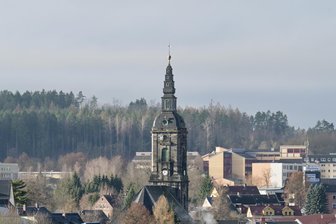 Rätsel um beschädigtes Kirchenfenster in Kirchberg: Polizei ermittelt - Bick auf die St.-Margarethen-Kirche in Kirchberg.