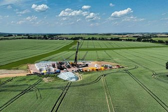 Rätsel um das Nacht-Halteverbot zwischen der A4 und Wiederau ist gelöst - Für das neue Windrad sind an der Baustelle zwischen Wiederau und Diethensdorf das Fundament vorbereitet und erste Betonteile für den Turm angeliefert.