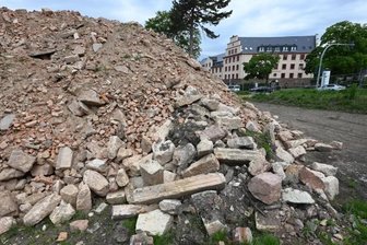 Rätsel um den wohl größten Schuttberg der Stadt - Zu Jahresbeginn wurde das seit langem halb eingefallene Haus an der Zschopauer Straße/Ecke Clausstraße abgerissen. Seitdem befindet sich dort ein riesiger Schutthaufen. 