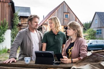Rätsel um Erzgebirgskrimi gelöst: Das war der Mörder mit dem Selleriepulver! - Hauptkommissar Robert Winkler, Försterin Saskia Bergelt und Kommissarin Karina Szabo diskutieren anhand von Videoaufnahmen die Reaktionen der verdächtigen Musiker auf die Nachricht, dass ein Orchestermitglied ermordet worden ist..