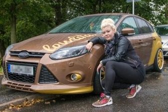 Rätsel um Farbattacke und zerstochenen Reifen - Claudia Pflugbeil mit ihrem Ford, der jetzt extra bewacht wird.