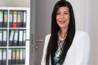 Rätsel um fehlerhafte Rentenbescheide: Wo man im Vogtland eine Zweitmeinung einholen kann - Die diplomierte Juristin und zertifizierte Rentenberaterin Sandy van Heiden bietet in Plauen unabhängige Rentenberatung.