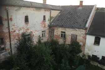 Rätsel um Grabstein und: Warum die Wolfsschlucht in Adorf Baustelle ist - Der Zustand des Innenhofs der Wolfsschlucht in Adorf vor Beginn der Sicherungsmaßnahme.