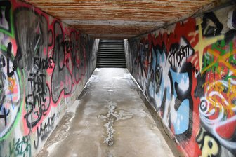 Rätsel um Graffiti-Rückgang in Oelsnitz trotz neuer Schmierereien - Der „Gruseltunnel“ in Oelsnitz ist ein Graffiti-Hotspot_ Die Wände der Unterführung an der Ecke Bahnhofstraße/Am Bahnhof sind komplett verschmiert. Die Bahn will den Durchgang verfüllen und damit schließen.