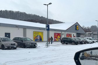 Rätsel um große Container an Einkaufsmärkten in Zwickau und Wilkau - An einem Lidl- und einem Aldi-Markt in der Region Zwickau standen Container auf Parkflächen.
