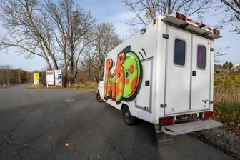 Rätsel um herrenloses Fahrzeug mit Graffiti an der B 92 in Plauen - An der B 92 zwischen Plauen und Oberlosa steht seit einiger Zeit ein verlassenes Fahrzeug.