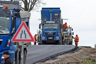 Rätsel um Kosten im Landkreis Zwickau: Umleitung verschlingt mehr Geld als das Bauprojekt - Die Kosten für die Erneuerung der Kreisstraße in Remse summieren sich auf 857.000 Euro.