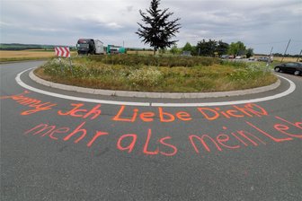 Rätsel um Liebesbotschaft am Kreisverkehr zwischen Meerane und Crimmitschau: Wer ist Jenny? - Blick in den Kreisverkehr am „Silbernen Pelikan“ in Dennheritz: Dort steht seit vier Wochen die Liebeserklärung an Jenny. Die Polizei beziffert den Sachschaden auf rund 3000 Euro.