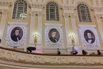 Rätsel um Schumann-Porträt in Moskau: Wie der Zwickauer Komponist den Stalinschen Säuberungen trotzte - Ein Zwickauer in Moskau: Schumann-Porträt im Großen Saal des Tschaikowski-Konservatoriums zwischen Chopin und Schubert.