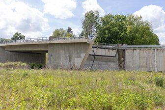 Rätsel um „So-da“-Brücke im Vogtland: Wann endet sie nicht mehr im Nirgendwo? - Mitten in der Landschaft steht neben der Bundesstraße die sogenannte „So-da“-Brücke.