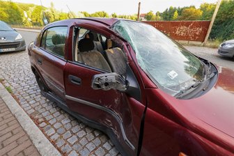 Rätsel um Unfallauto ohne Fahrer in Meerane: Warum ein Abschleppdienst beauftragt wird und wer die Kosten trägt - Stark beschädigt: So stand der Opel vor dem Abtransport durch eine Fachfirma an der Waldenburger Straße.