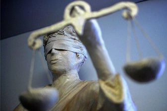 Rätsel um Unterschrift auf Antrag bleibt trotz Verhandlung bestehen - Ein im Vogtland tätiger Bauunternehmer aus dem Kosovo hat das Gericht nach einer Berufungsverhandlung als freier Bürger verlassen. 