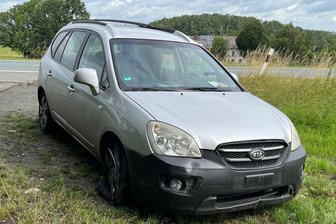 Rätsel um verlassenes Fahrzeug am Straßenrand bei Schönbrunn - Verlassen, ohne Nummernschilder, Plattfuß vorn rechts: Ein verlassener Kia steht an der Straße kurz vor Schönbrunn.