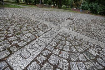 Rätsel um verletzten jungen Mann in Chemnitz: Polizei sucht Zeugen zu Vorfall im OdF-Park - Unbekannte sollen im Park der Opfer des Faschismus einen 18-Jährigen überfallen und ausgeraubt haben.