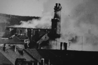 Rätsel um Zerstörung der St. Wolfgangskirche im Erzgebirge gelöst? Historiker finden Grund für Luftangriff - Die brennende St. Wolfgangskirche - für die Schneeberger ein Trauma.