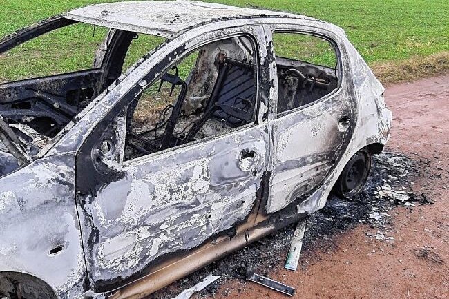 Rätselhaft: Alter Peugeot brennt aus - Wer kann Hinweise zu Tat und Tätern im Fall des ausgebrannten Peugeots machen? 