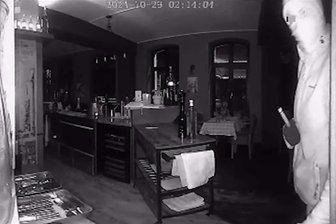 Rätselhafte Einbrüche in Restaurant in Sachsen: Polizei jagt süße Diebin - Eine Überwachungskamera hat die rätselhafte Tiramisu-Diebin gefilmt.
