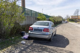 Rätselhafte Geschichte im Erzgebirge: Lebt eine Frau in diesem Auto? - Das abgestellte Auto auf dem Kätplatz. Von der Frau fehlt inzwischen jede Spur.