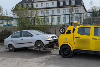 Rätselhafte Geschichte im Erzgebirge: Wie geht es mit dem Auto und der Frau vom Kätplatz weiter? - Am Donnerstagmittag wurde das Auto im Auftrag der Stadt abgeschleppt. Foto: Kjell Riedel