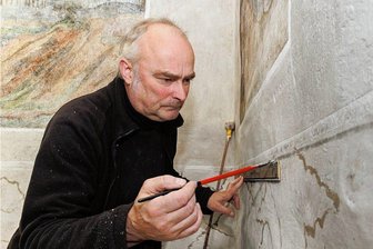 Rätselhafte Motive: Restauratoren stoßen auf kobaltblauen Raum im Lotterhof - Restaurator Volkmar Voigt bei Arbeiten im historischen Lotterhof von Geyer. In den vergangenen Monaten konnte dort die Gestaltung eines herrschaftlichen Raums wieder freigelegt, restauriert und stellenweise ergänzt werden.