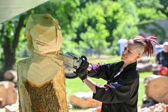 Rätselhafte Skulpturen am Chemnitztalradweg: Was entsteht unterhalb der Hängebrücke in Auerswalde? - Die Chemnitzer Künstlerin Lydia Thomas beim Sägen. Etwas erinnert an ihre Kulturhauptstadt-Skulptur an der Hartmannfabrik.