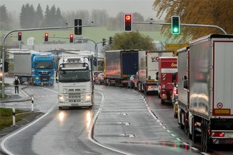 Rätselhafte Staus auf der B 174: Liegt die Lösung in der Ampelsteuerung an der Heinzebank? - An der Heinzebank-Kreuzung rollt viel Schwerlastverkehr über die Bundesstraße 174.