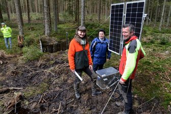 Rätselhafte Technik mitten im Erzgebirgswald: Was wird hier gemessen? - Anja Schilling vom Kompetenzzentrum von Sachsenforst, Anke Heiser von der Landestalsperrenverwaltung und Clemens Weiser, der Leiter des Staatsbetriebs Sachsenforst im Forstbezirk Eibenstock (von links), an der Messstation, die sich am Moor am Roten Fluss in der Nähe vom Waldpark Grünheide befindet.