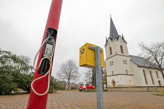 Rätselhafte Vandalismus-Attacke auf Bauhof in Oberwiera: Ein Teil der Laternen bleibt dunkel - Schäden gibt es auch an Laternen auf dem Parkplatz vor dem Bauhof-Gelände.