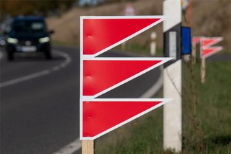 Rätselhafte Zeichen am Wegesrand: Was verbirgt sich hinter diesen Markierungen im Umfeld von Zschopau? - Die drei Pfeile weisen darauf hin, dass gleich abgebogen werden muss.