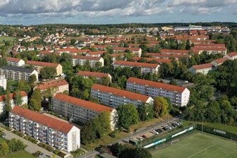 Rätselhafter Brummton in Zwickau: Landratsamt forscht in Marienthal nach der Ursache - Blick auf das Wohngebiet am Eschenweg in Marienthal. Dort haben Mitarbeiter des Landratsamtes nach dem Auslöser für den Brummton gesucht.