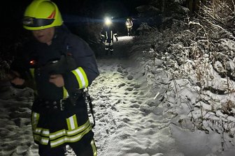 Rätselhafter Einsatz in Holzhau im Erzgebirge: Flugzeug meldet Feuerschein – Feuerwehr rückt aus - Holzhauer Feuerwehrleute haben am 20. November abends nach einem Feuer gesucht.