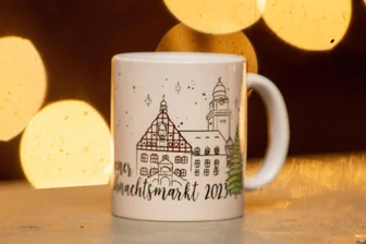 Rätselhafter Schwund von Glühweintassen in Plauen - Das war die Weihnachtsmarkt-Motivtasse 2023. Inzwischen kommen auch neutrale Tassen weg.