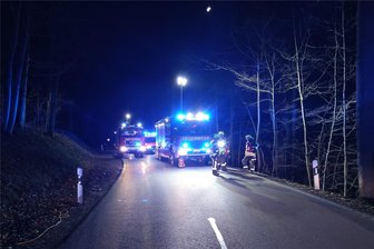 Rätselhafter Unfall in Augustusburg: Einige Fragen bleiben unbeantwortet - Eine Aufnahme des Feuerwehreinsatzes vom 20. März 2022. Vier Stunden lang suchten die Einsatzkräfte entlang der S 236 zwischen Erdmannsdorf und Augustusburg nach den Insassen eines verunglückten Skodas. Später fand die Polizei sie in Leubsdorf und dann gab es Ärger.