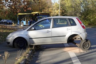 Rätselhafter Unfall in Chemnitz: Verlor ein Ford während der Fahrt seine Achse? - Der Unfall ereignete sich kurz nach 16.30 Uhr im Chemnitzer Stadtteil Markersdorf.
